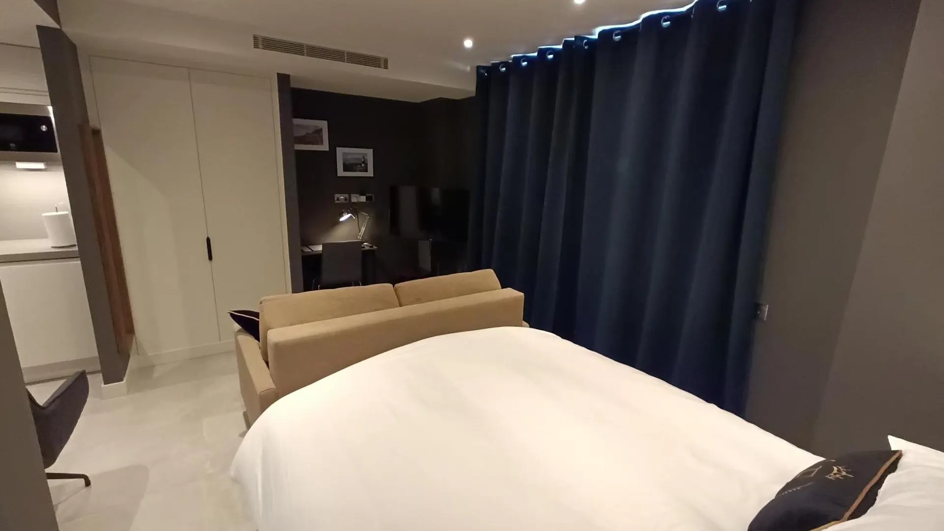 New - Studio Apartments In Eurocity - Large Pool - Rock Or Sea Views - Balcony - Free Parking - Holiday And Short Let Apartments In Gibraltar Gibraltar